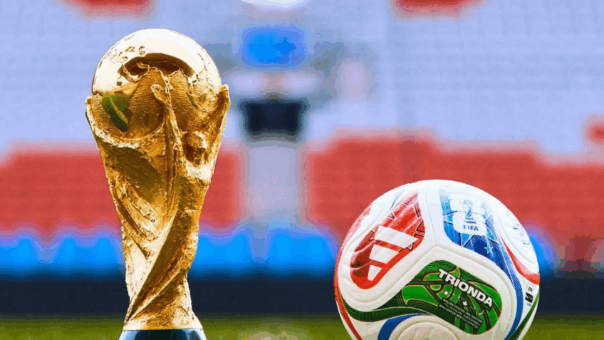 WM-Pokal 2026 und offizieller Spielball auf dem Rasen